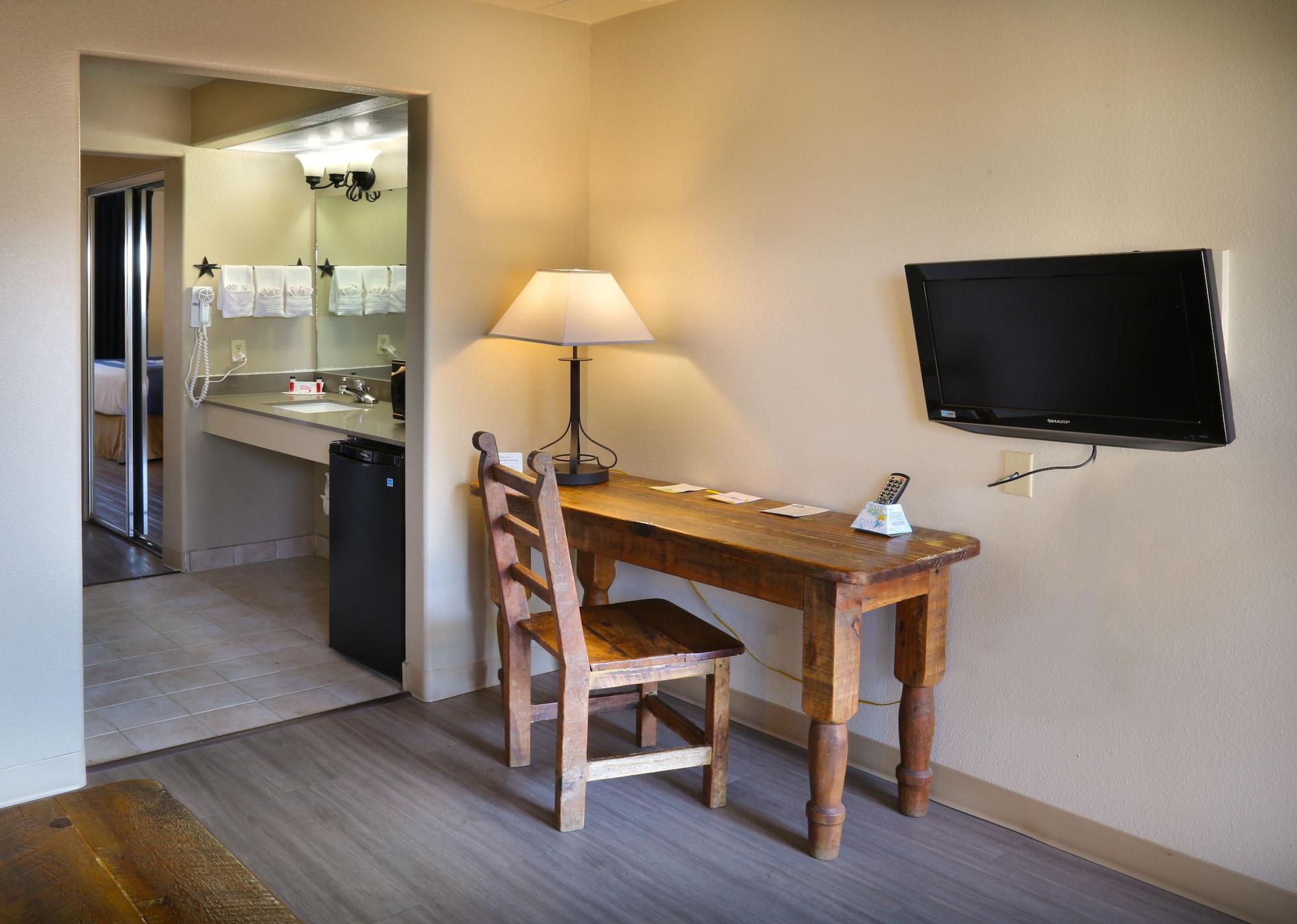 Days Inn & Suites By Wyndham Llano Extérieur photo