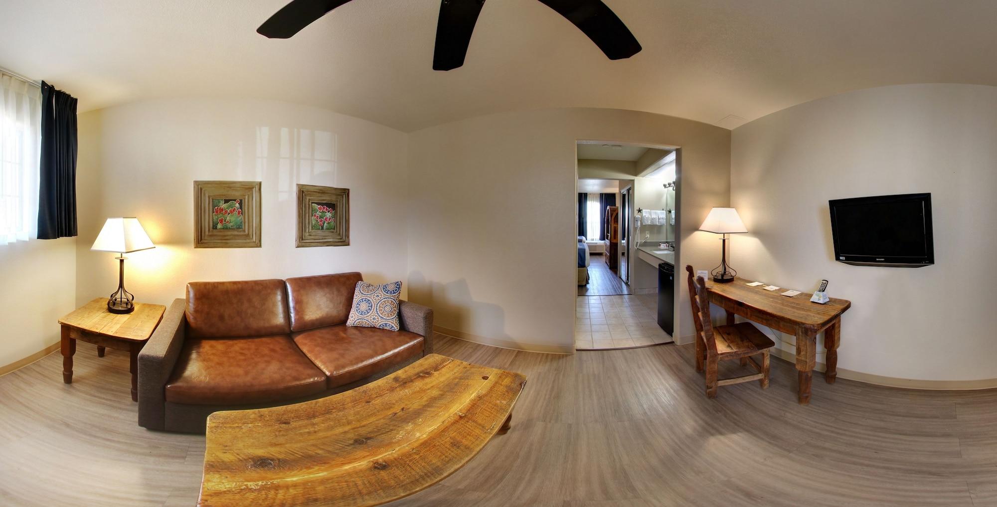 Days Inn & Suites By Wyndham Llano Extérieur photo