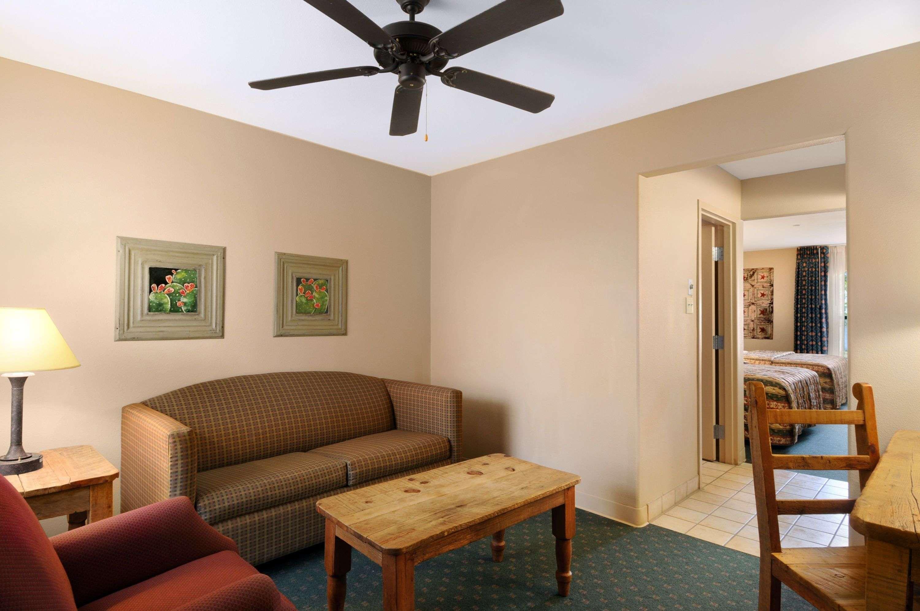 Days Inn & Suites By Wyndham Llano Extérieur photo