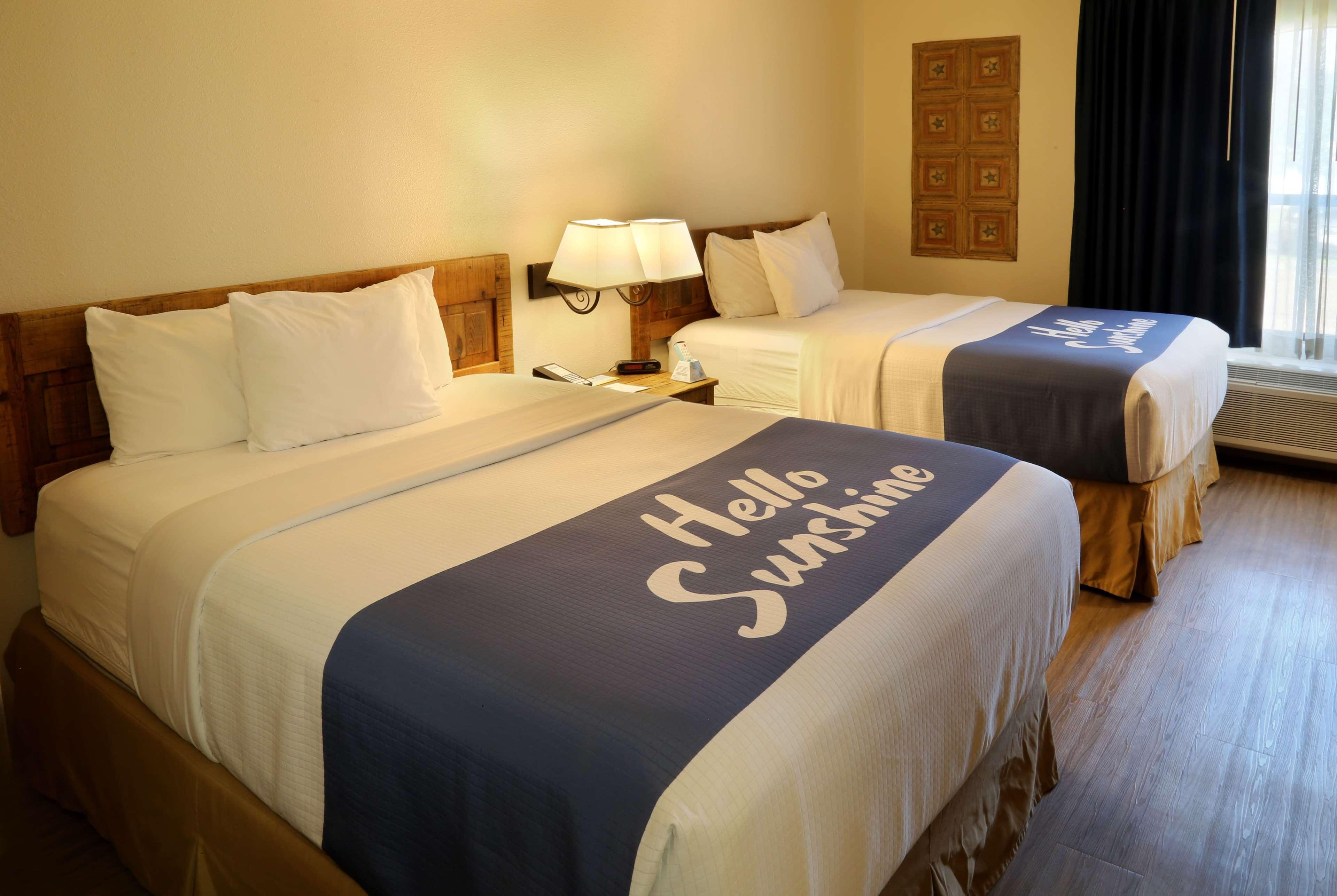 Days Inn & Suites By Wyndham Llano Extérieur photo