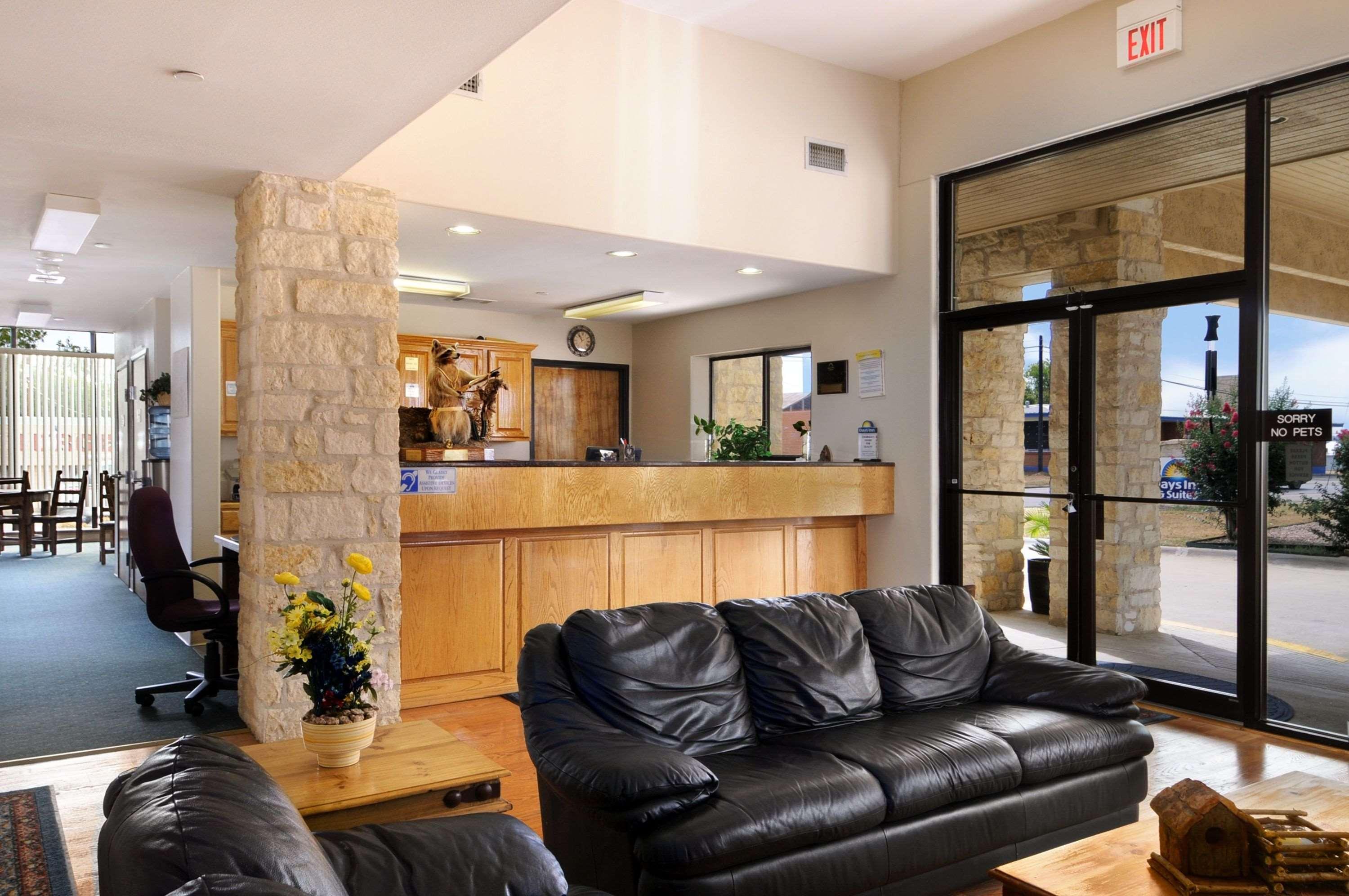 Days Inn & Suites By Wyndham Llano Extérieur photo