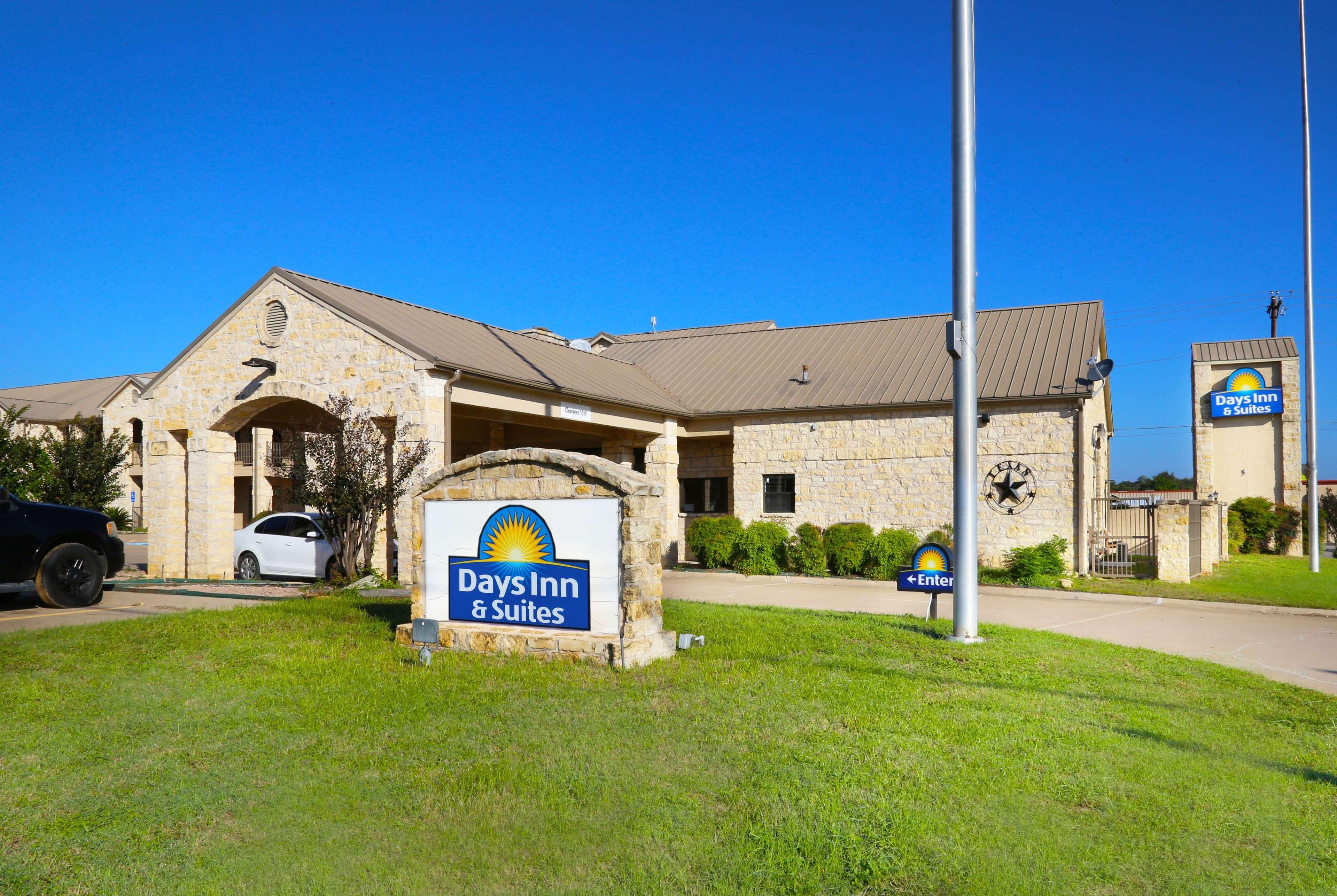 Days Inn & Suites By Wyndham Llano Extérieur photo