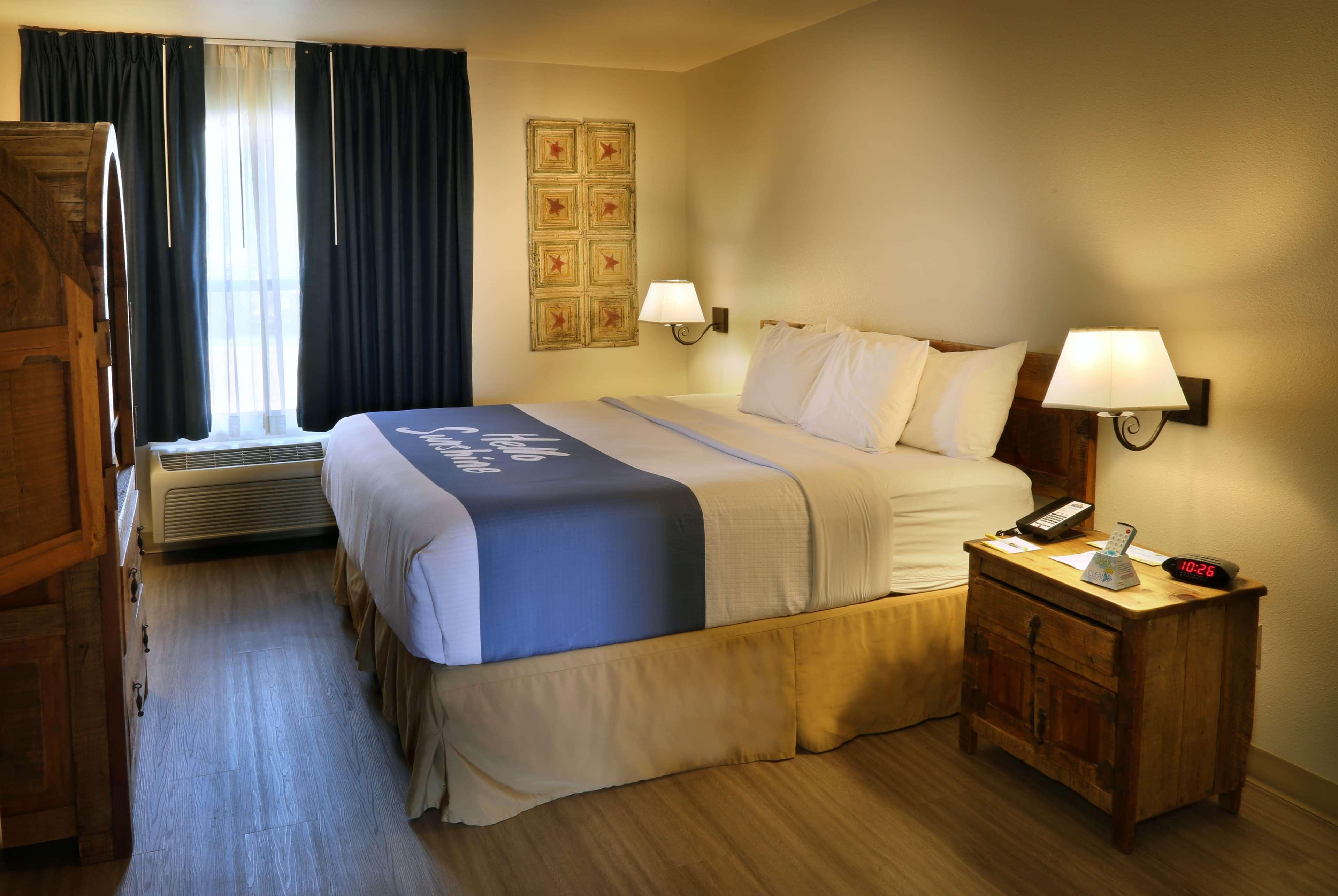 Days Inn & Suites By Wyndham Llano Extérieur photo