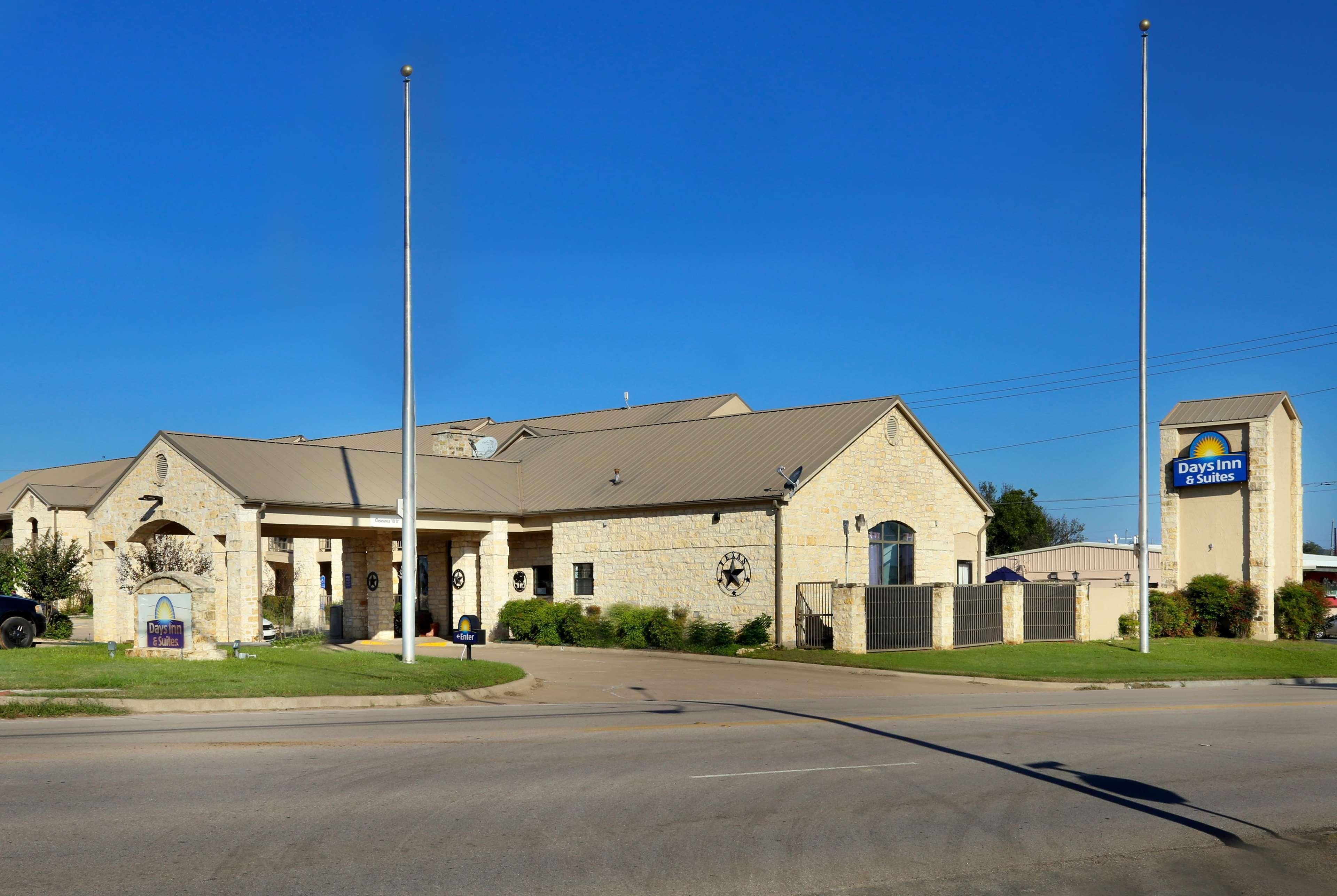 Days Inn & Suites By Wyndham Llano Extérieur photo