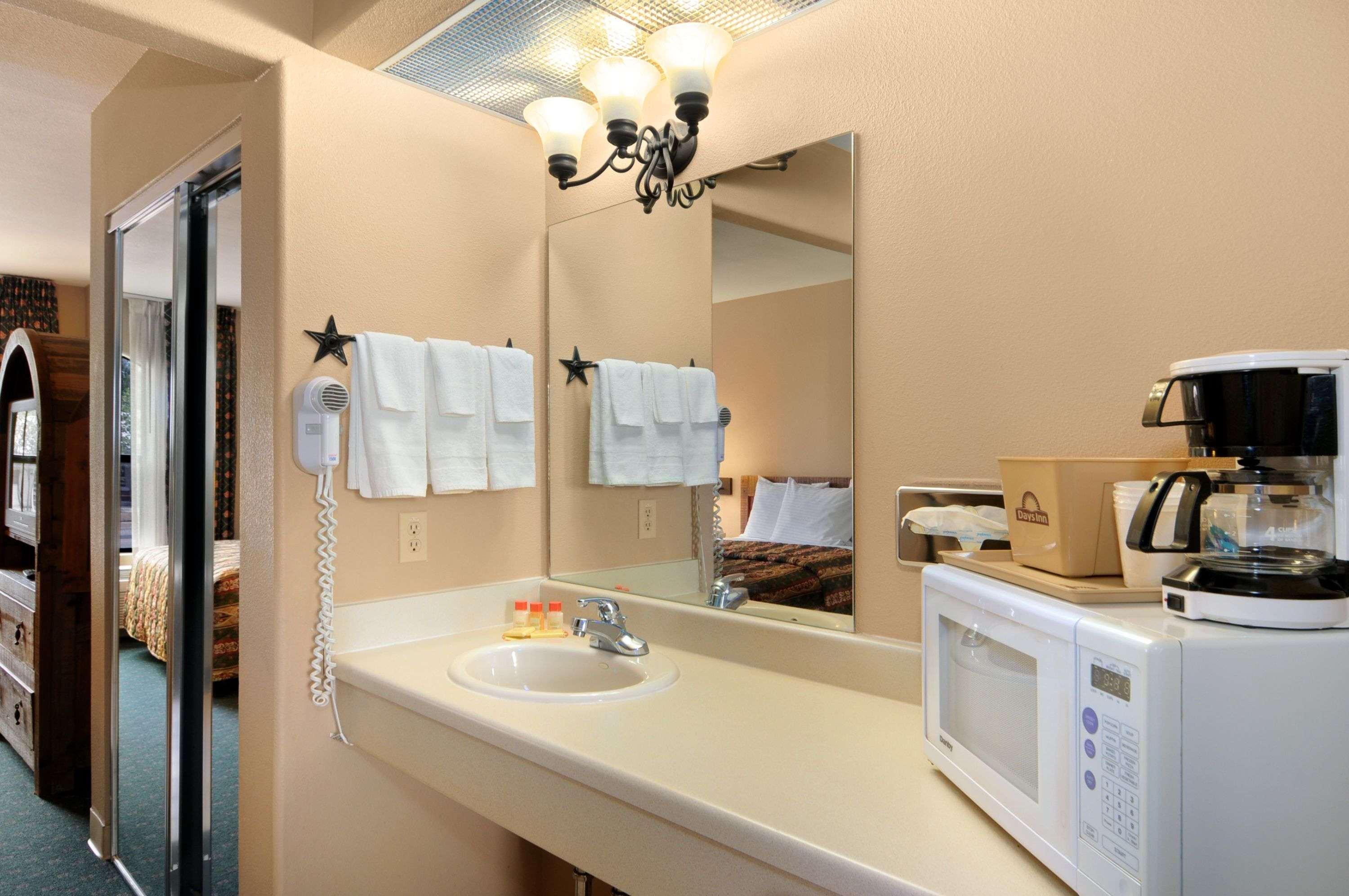 Days Inn & Suites By Wyndham Llano Extérieur photo