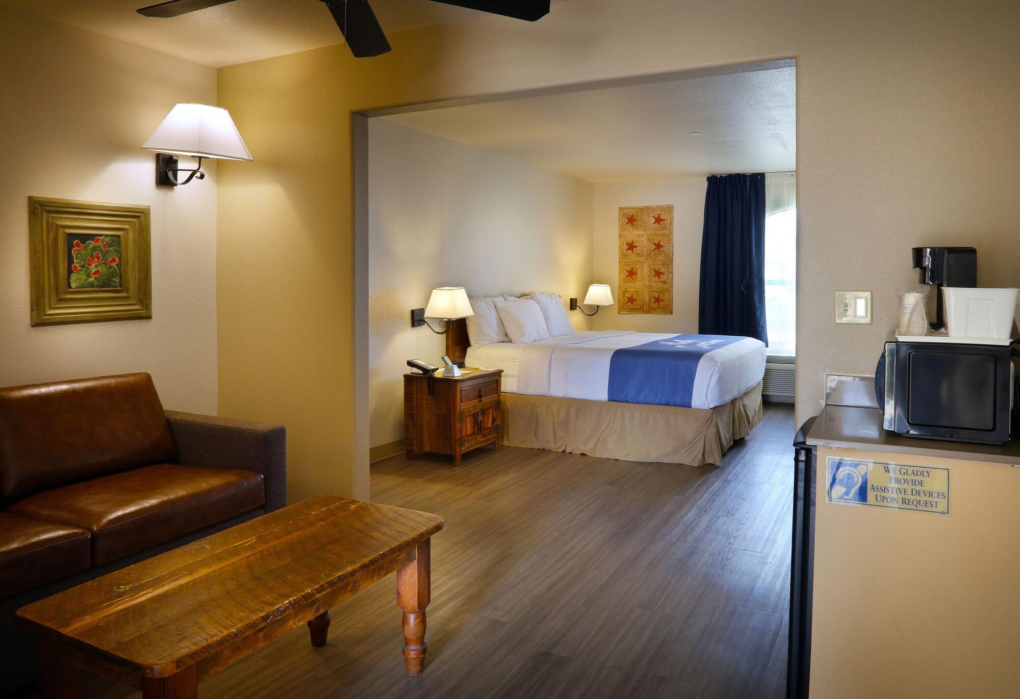 Days Inn & Suites By Wyndham Llano Extérieur photo