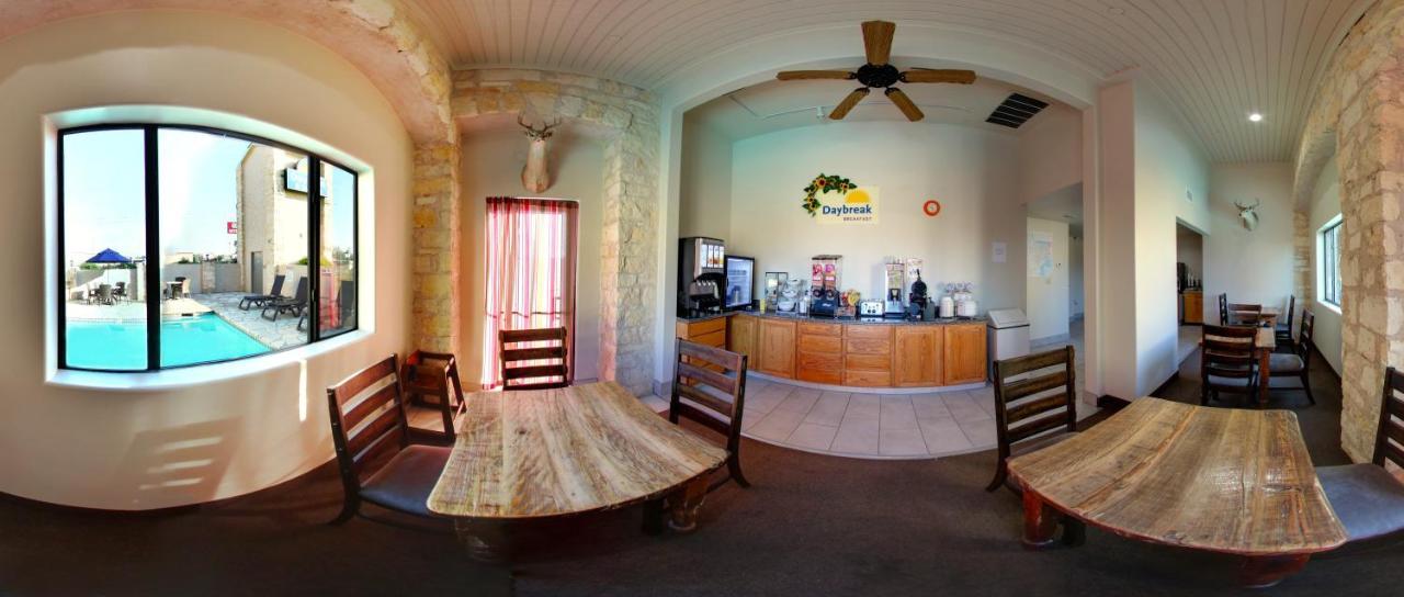 Days Inn & Suites By Wyndham Llano Extérieur photo