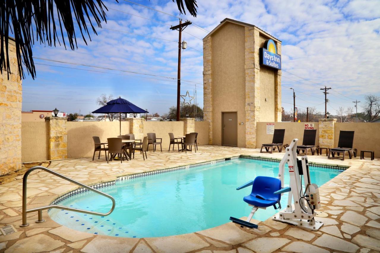 Days Inn & Suites By Wyndham Llano Extérieur photo