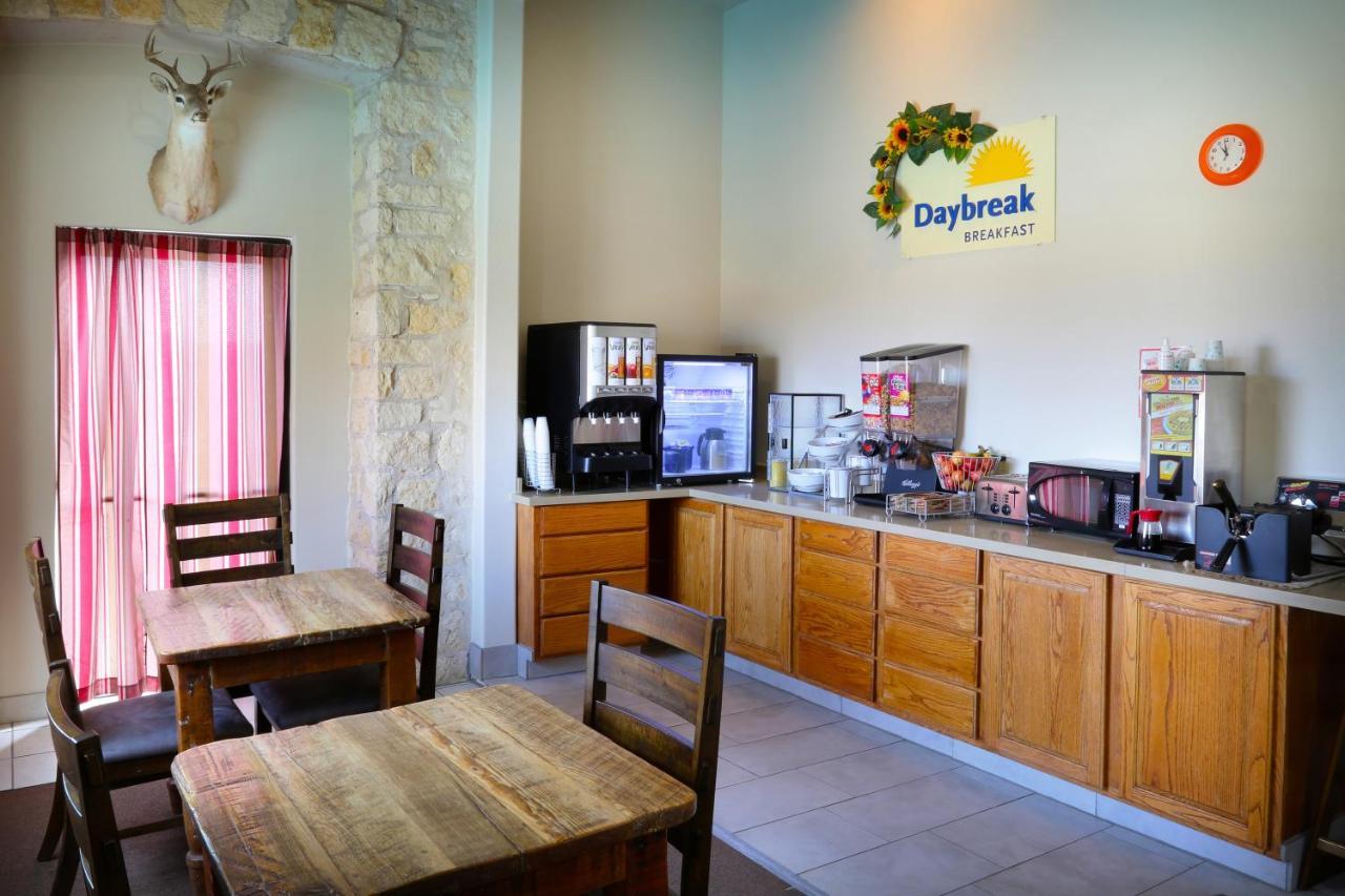 Days Inn & Suites By Wyndham Llano Extérieur photo