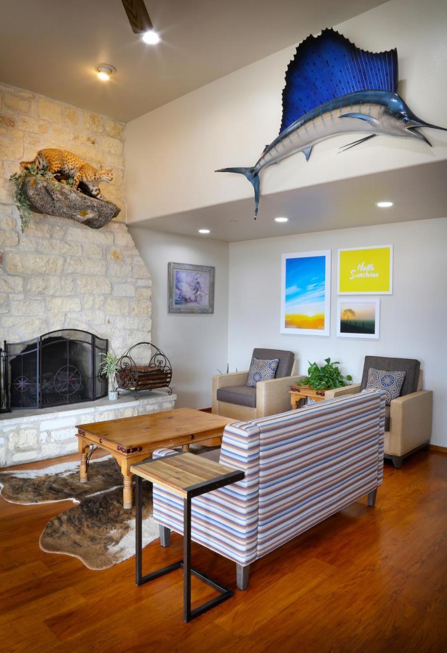 Days Inn & Suites By Wyndham Llano Extérieur photo